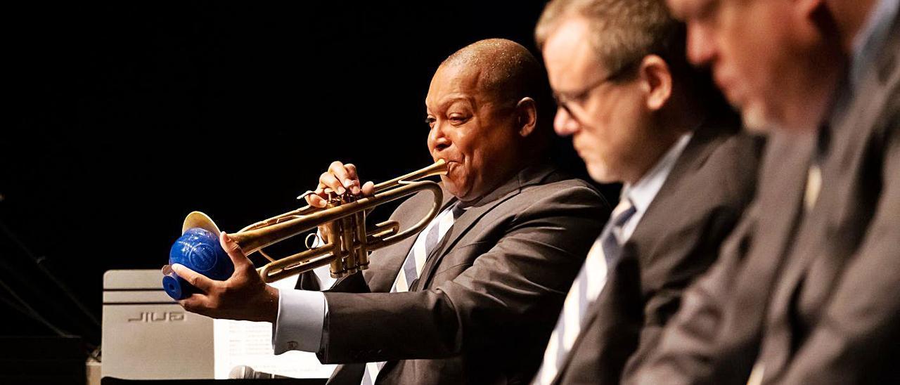 Imagen del concierto de la Jazz at Lincoln Center Orchestra, dirigida por Wynton Marsalis.