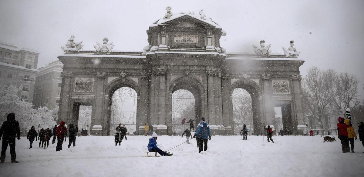 9/1/2021. La Puerta de Alcalá de Madrid, bajo la nieve por el paso del temporal Filomena, que afectó a una gran parte del interior de España, dejando estampas inusuales.