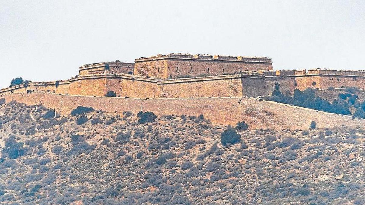 El paraje del Castillo de la Atalaya, con la fortaleza coronando la cima, en una imagen tomada esta semana.