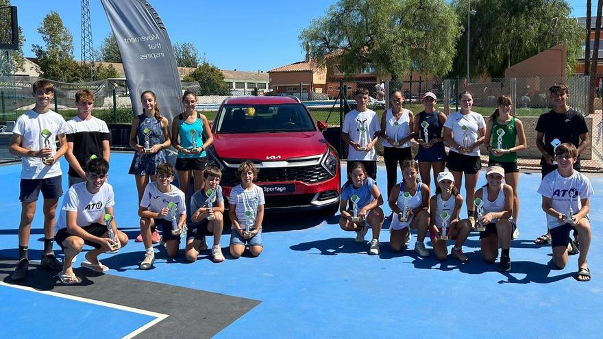 Ganadores y finalistas posan con sus trofeos en las instalaciones de La Plana Sport Castellón a la conclusión del Circuito Provincial de Tenis.