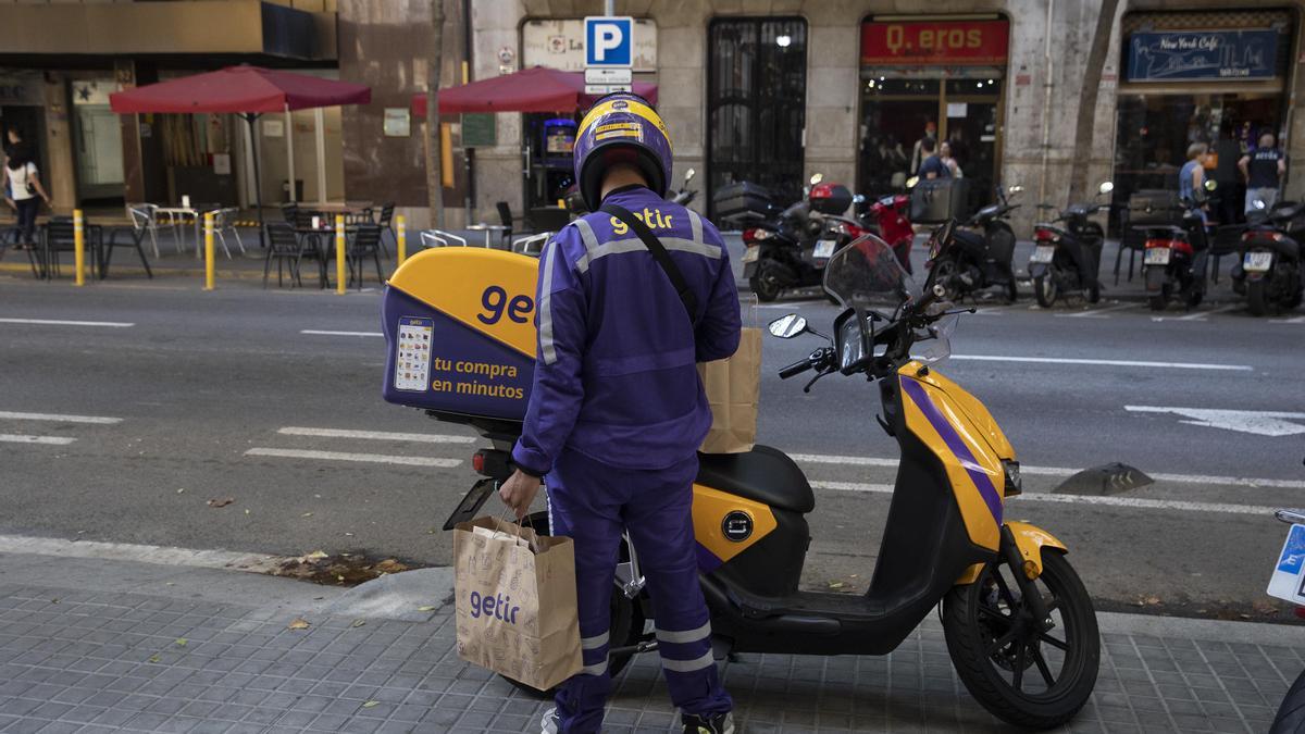 Barcelona 21/05/2022 Reportaje sobre altas temperaturas en centros de trabajo. En las foto un rider, repartidor de Getir FOTO de FERRAN NADEU