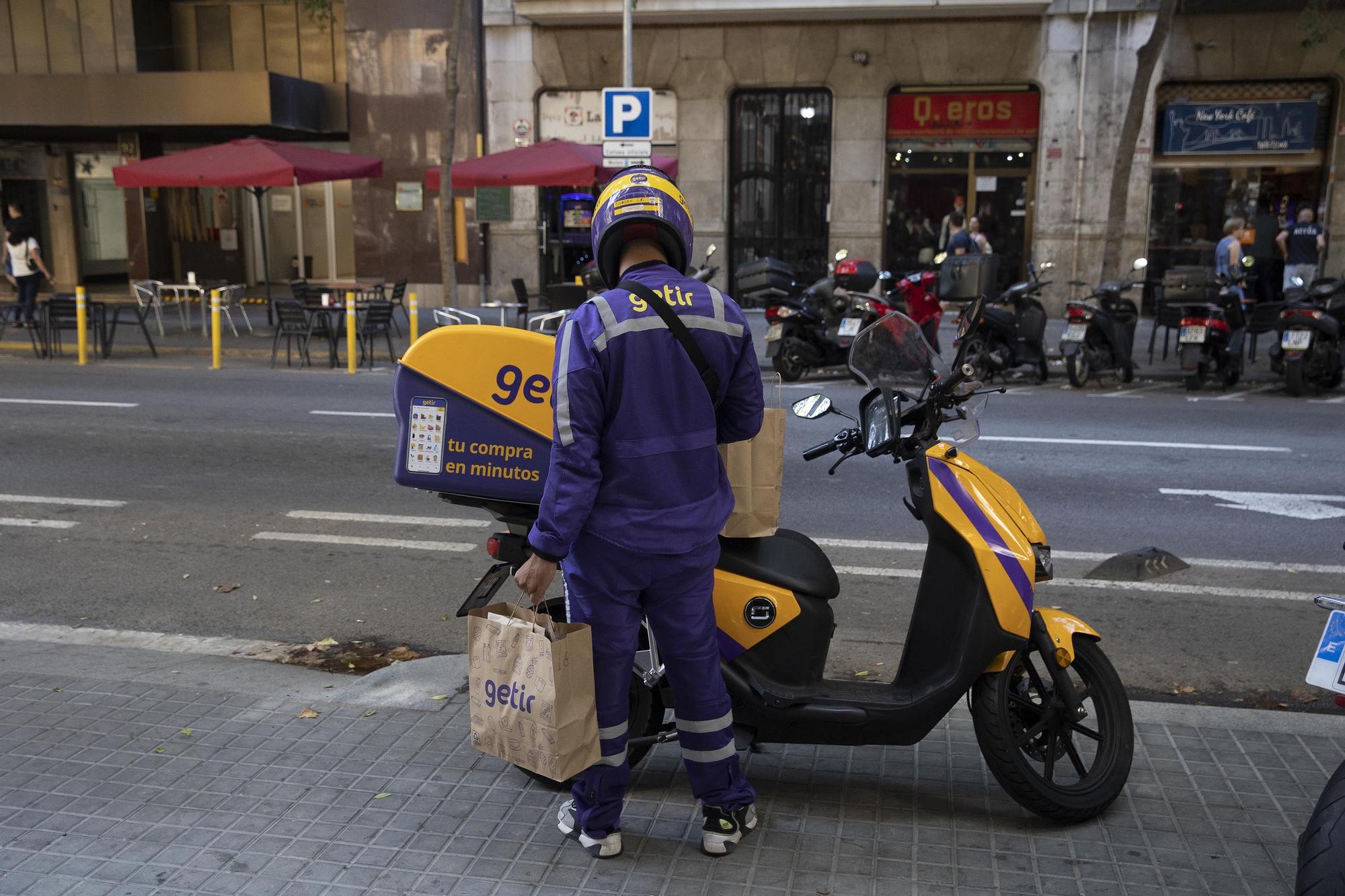 Barcelona 21/05/2022 Reportaje sobre altas temperaturas en centros de trabajo. En las foto un rider, repartidor de Getir FOTO de FERRAN NADEU