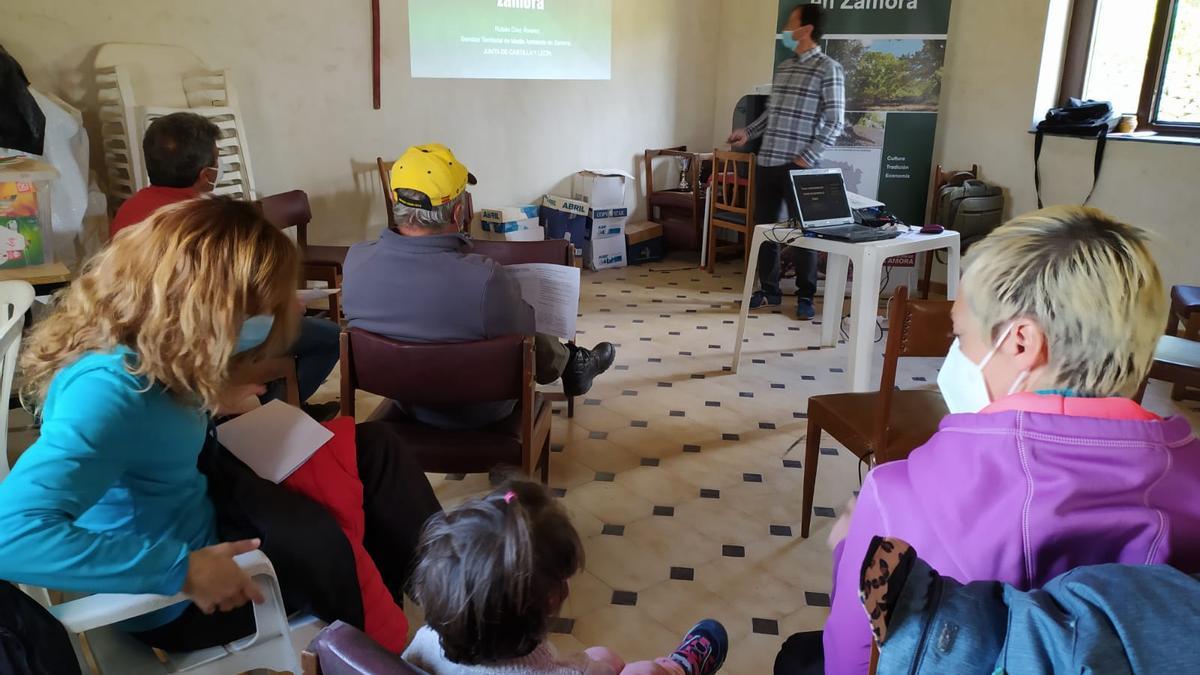 Reunión con castañicultores en Cobreros