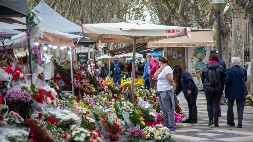 Los floristas de Mallorca animan a mantener viva la tradición de llevar flores al cementerio para Todos los Santos