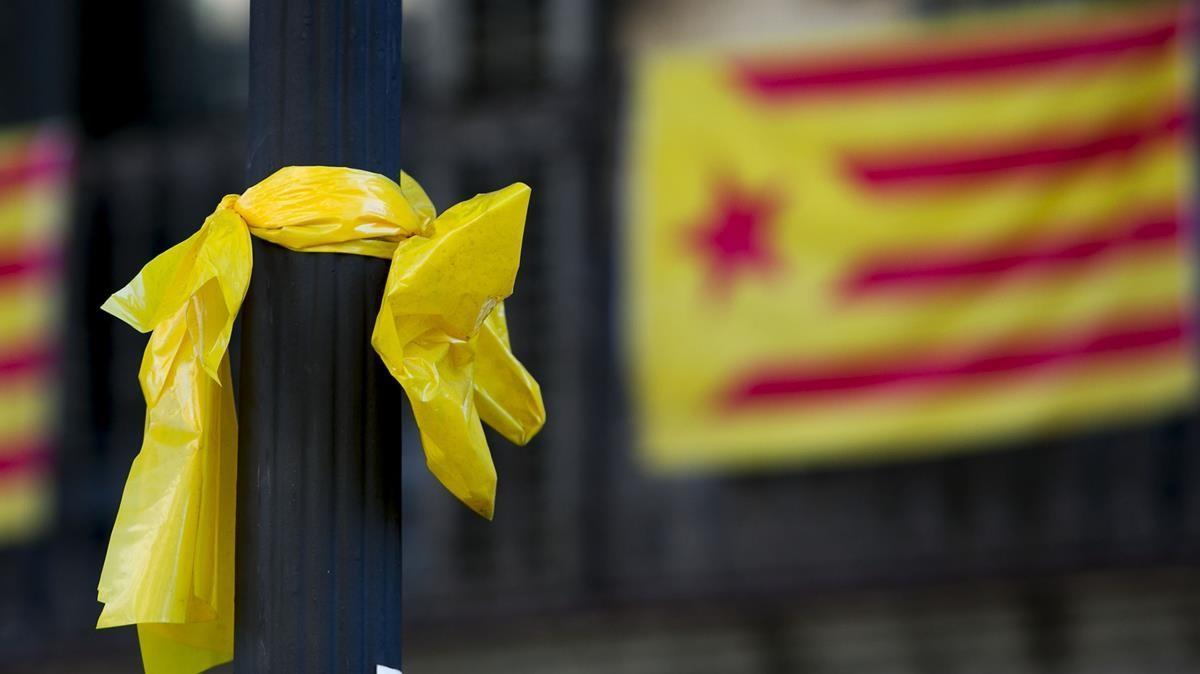 Un lazo amarillo en una foto de archivo.