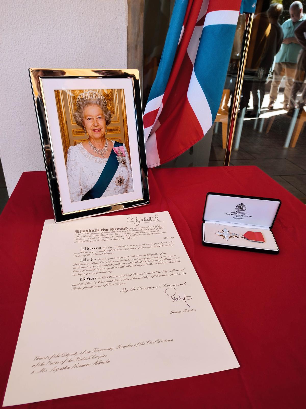 La carta de Isabel II donde se reconoce a Agustín Navarro y la medalla.