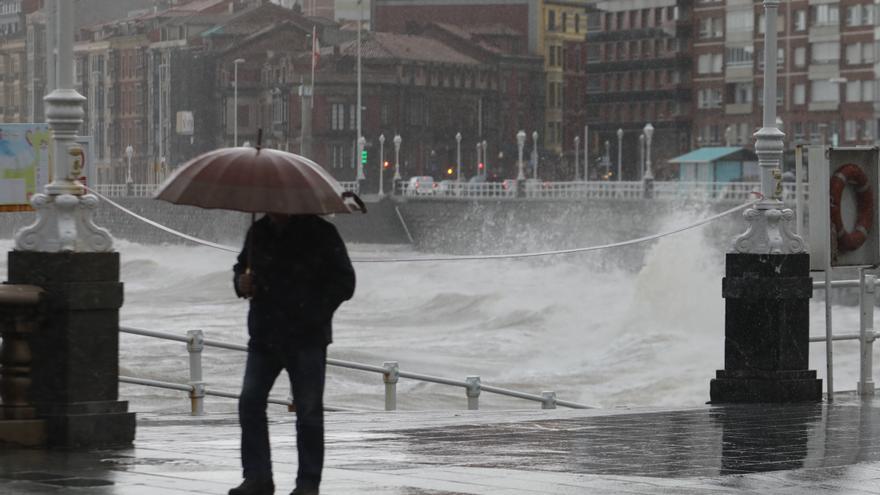 La segunda jornada del temporal azota Gijón: 35 intervenciones por inundaciones, árboles caídos y problemas en fachadas