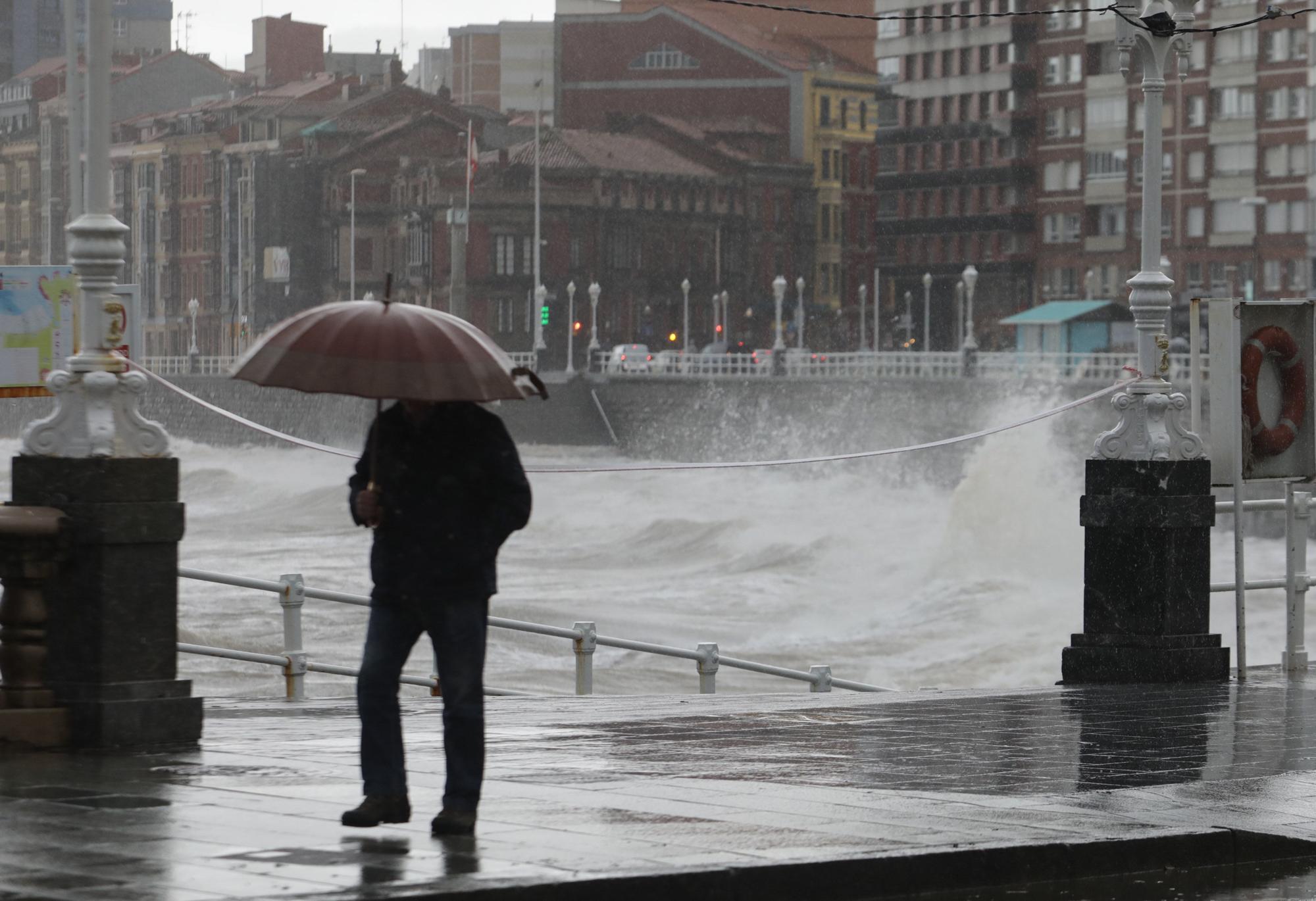 En imágenes: La segunda jornada del temporal azota Gijón