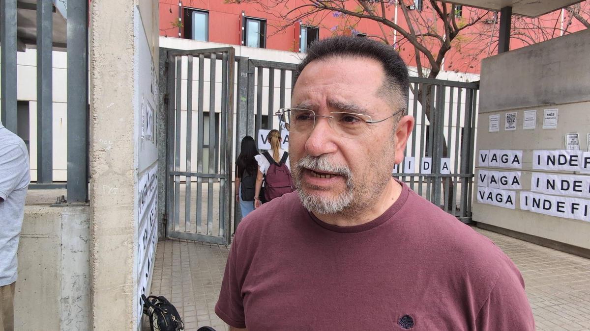 David Ferrandis, director del IES Simarro de Xàtiva, atendió ayer a Levante-EMV tras ser consultado por la problématica del calor