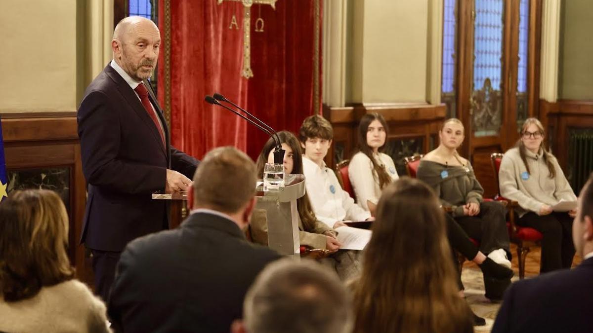Juan Cofiño, interviniendo en la Junta, en el Día mundial de la Infancia.