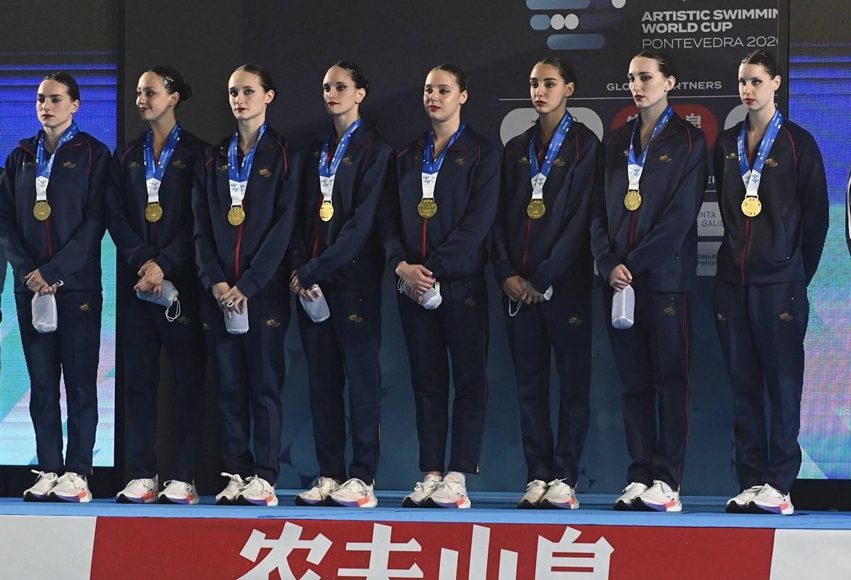 Las nadadoras españolas, con el oro obtenido.