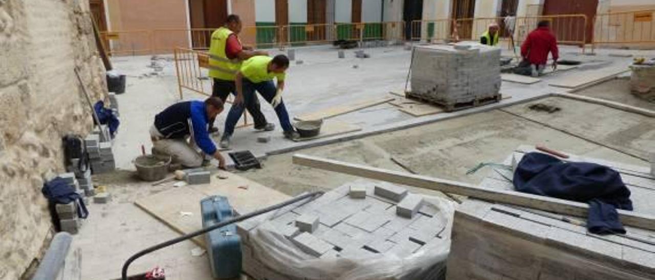 Ontinyent acaba la reurbanización de la plaza de acceso al Palau de la Vila