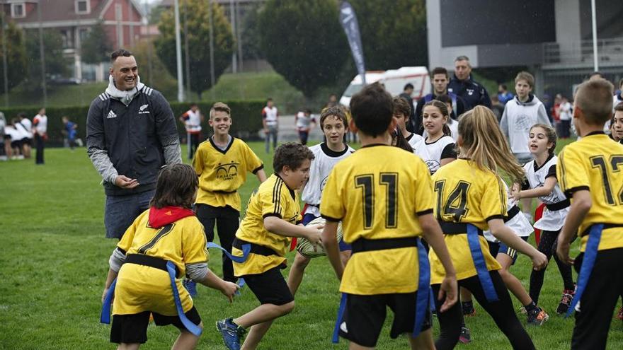 Los All Blacks dirigen un entrenamiento con alumnos en Gijón