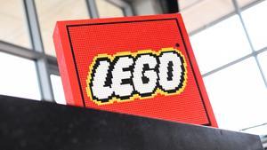 Archivo - FILED - 25 May 2022, Bavaria, Munich: The Lego company logo built from Lego bricks, taken at the Lego Summer Birthday Bash anniversary event. Legos revenue surged 17\% in 2022 to 64.6 billion krone ($9.3 billion), despite its exit from Russia,