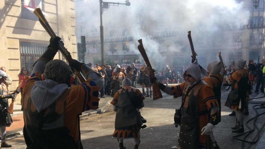 Los cristianos avanzan al encuentro con las tropas moras una vez concluido el acto de las Embajadas.