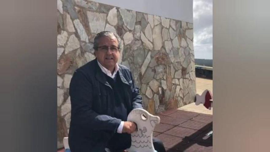 Antonio Alarcó, senador del PP por Tenerife, graba un vídeo sobre un caballito en el que recuerda que "hay que estar como niños siempre"