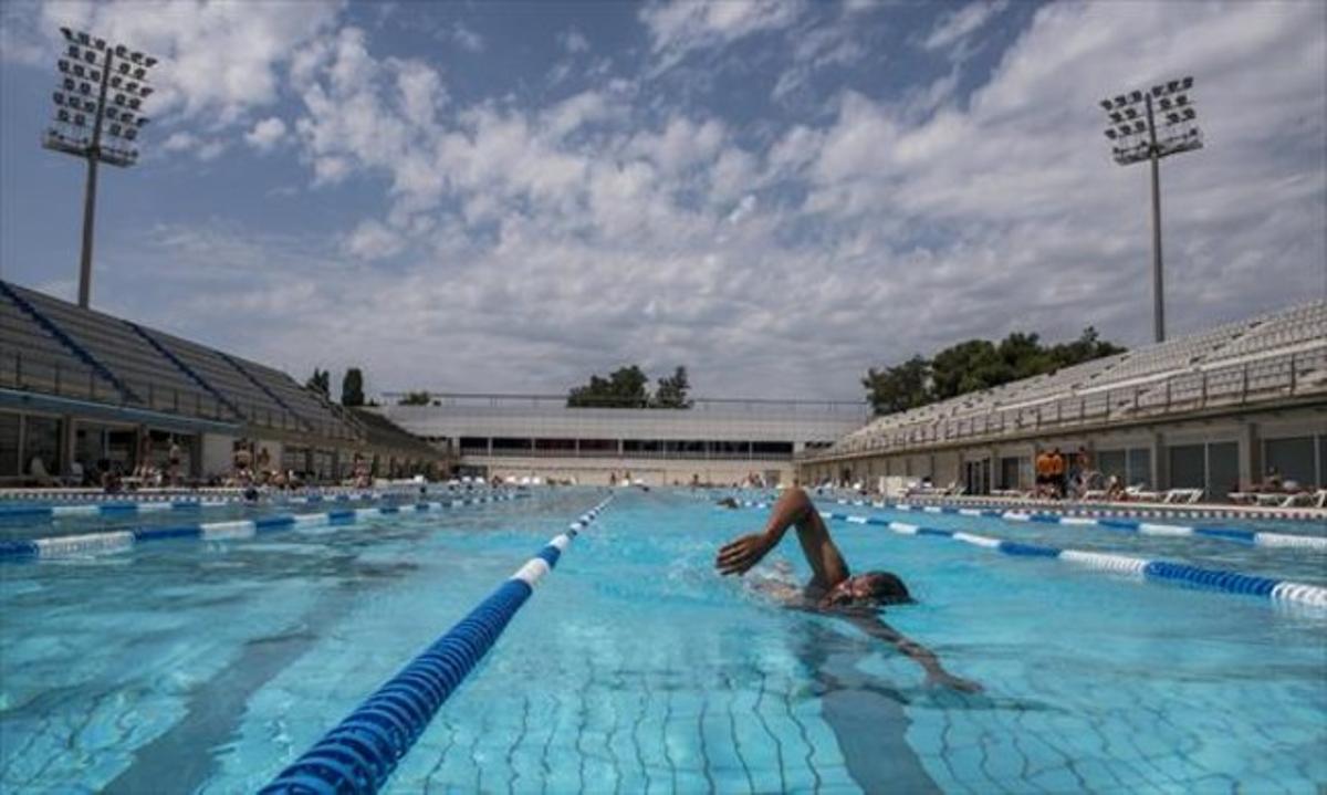 BERNAT PICORNELL Un banyista dóna les últimes braçades en un carril de la Picornell.