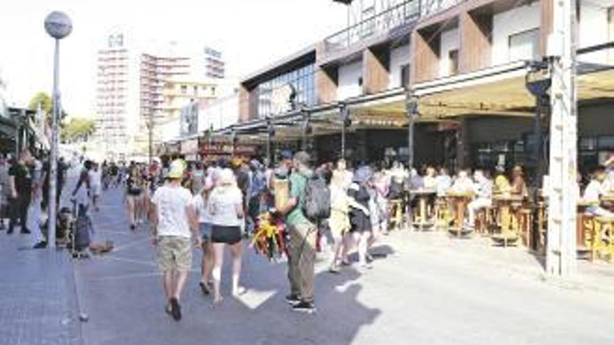 Touristen vor dem Bierkönig in der sogenannten Schinkenstraße an der Playa de Palma.