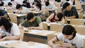 Comienzan las Pruebas de Acceso a la Universidad en casi toda España. En la imagen, alumnos se examinan en Madrid.