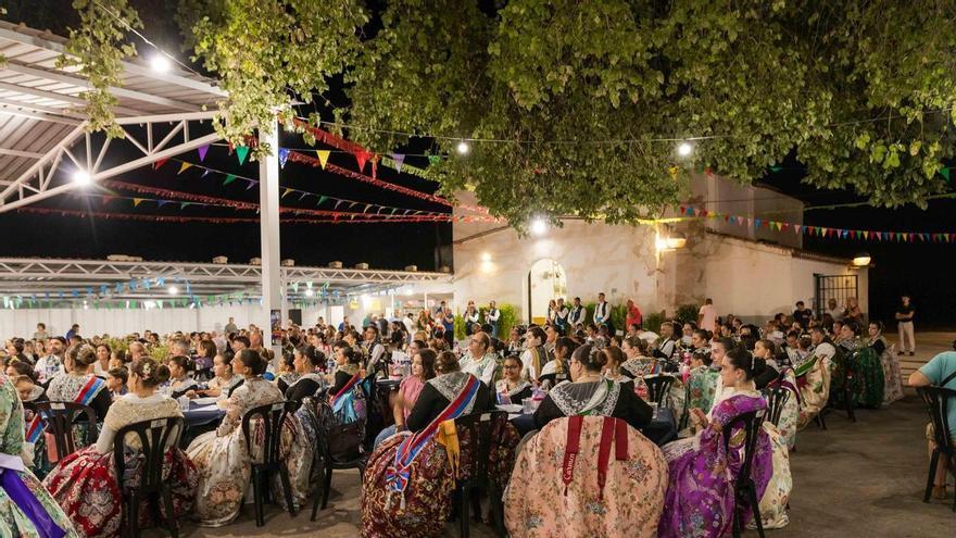 Algorós-Derramador proclama a sus reinas, damas y cargos festeros durante una gala ambientada en la serie televisiva Los Bridgerton