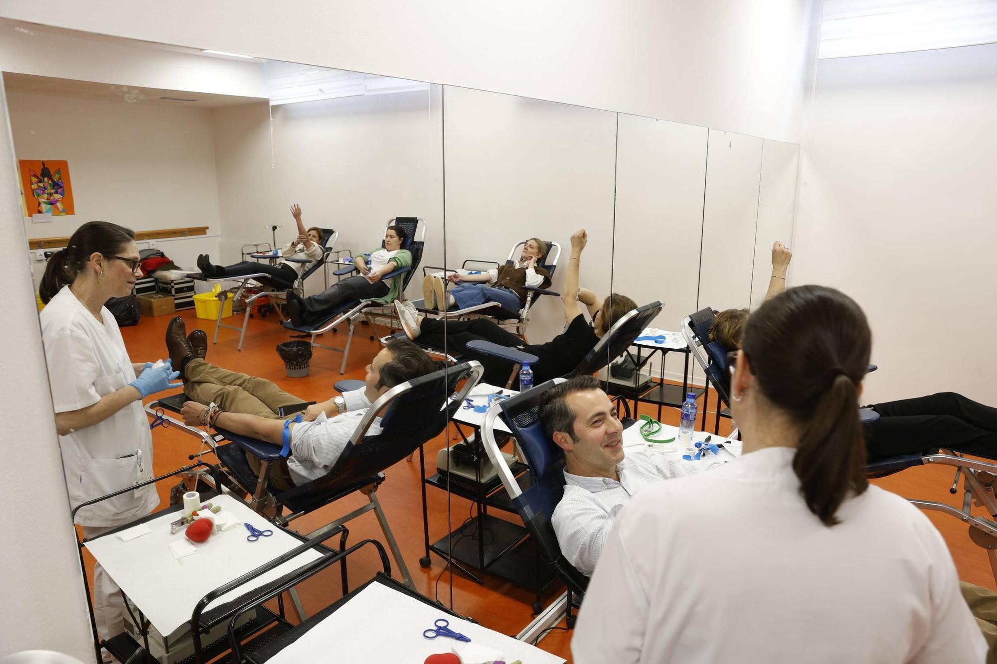 La campaña de donación de sangre en el colegio La Corolla de Gijón, en imágenes