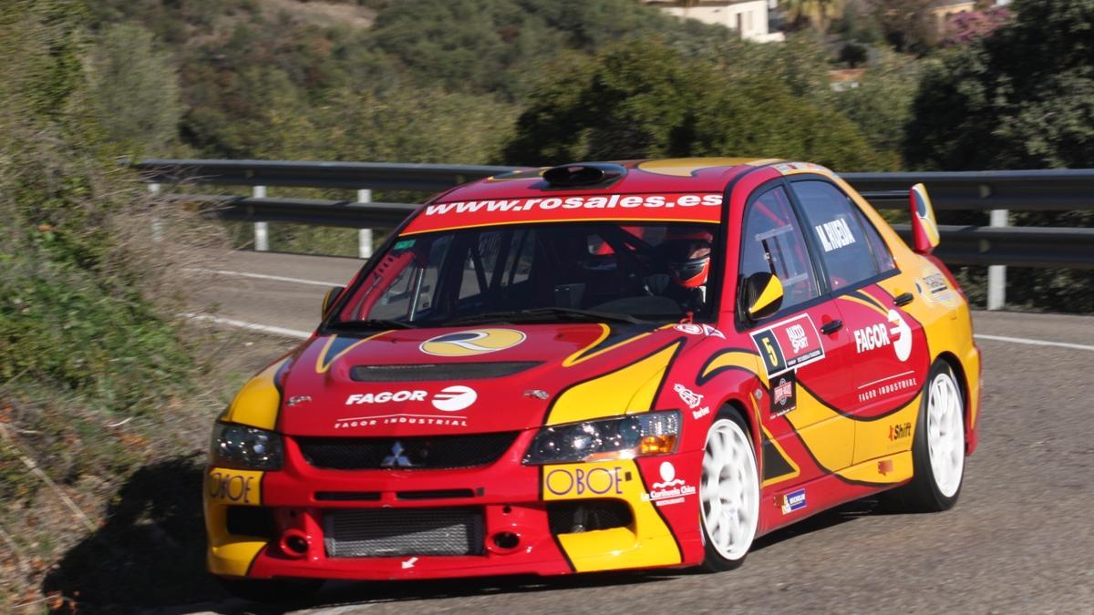 Manuel Rueda, con su Mitsubishi Lancer Evo X.