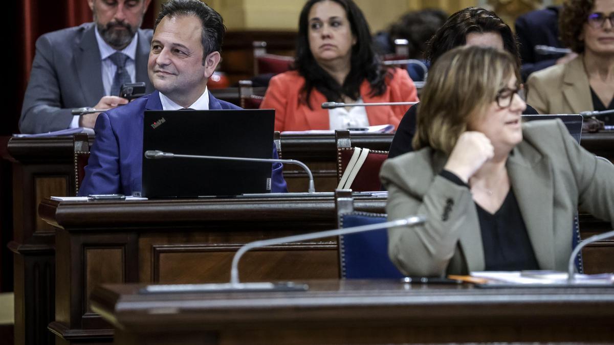 Llorenç Córdoba en su escaño del Parlament balear.