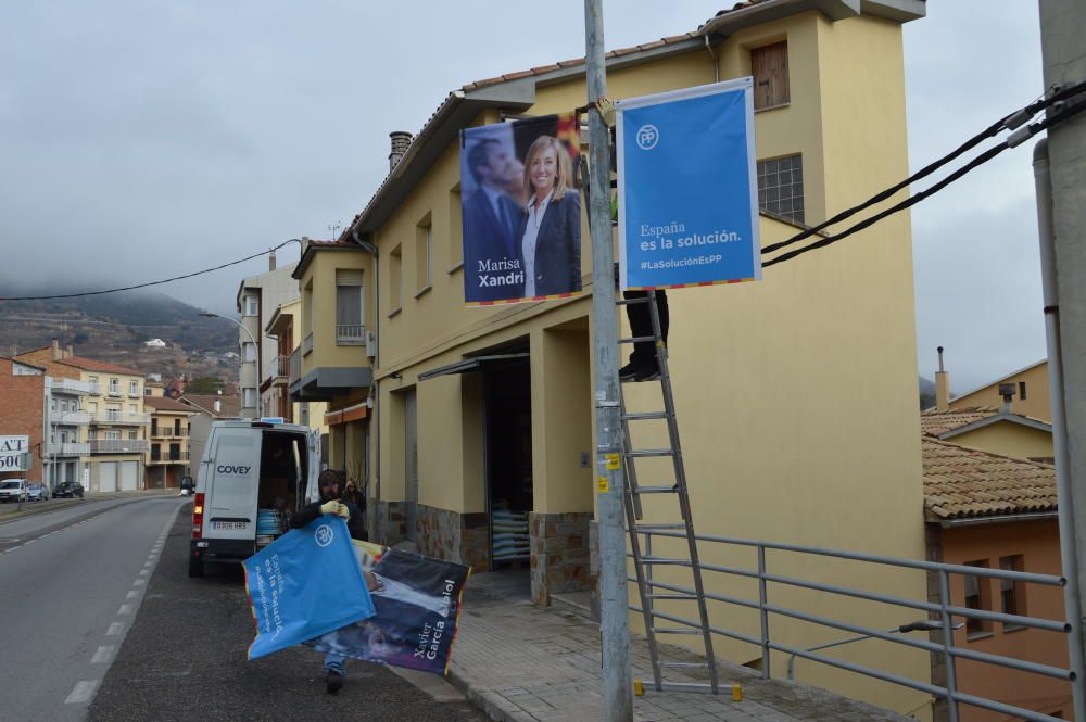 Canviant les banderoles del PP a Berga