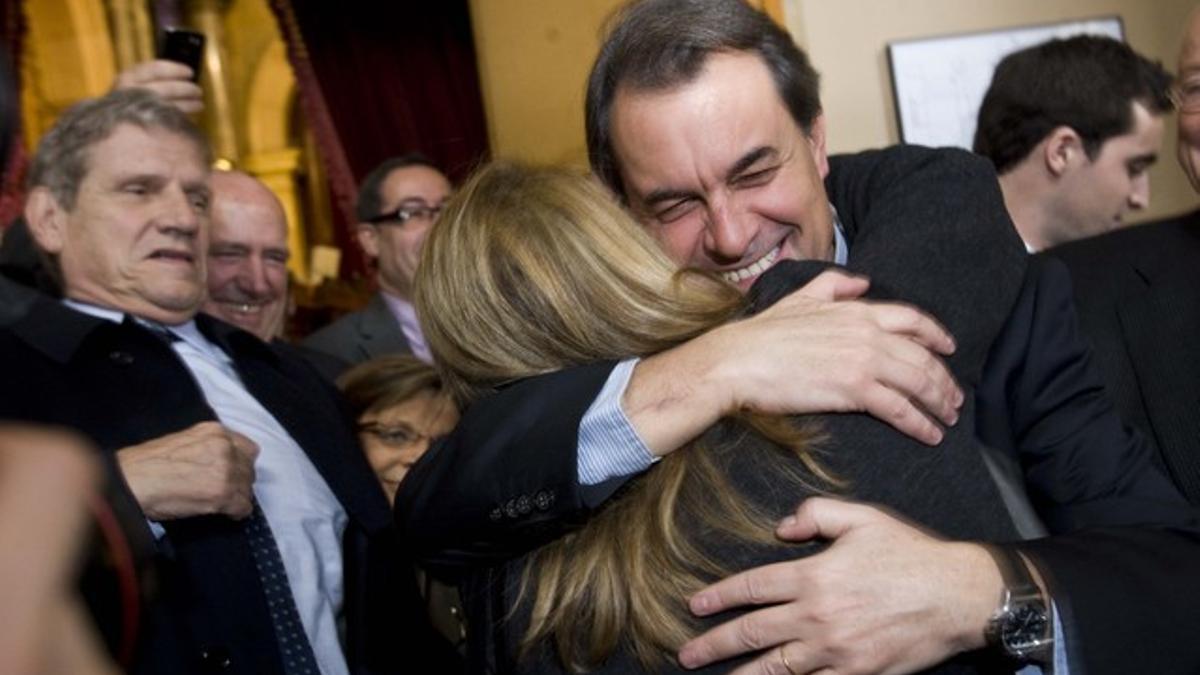 Artur Mas se abraza a su esposa. Helena Rakosnik, tras ser investido 'president'.