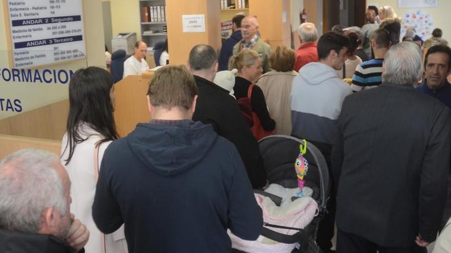 Pacientes hacen cola para pedir cita previa para vacunarse contra la gripe en Pontevedra.