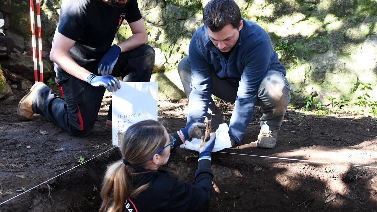 Excavación en el Adro Vello de San Salvador de Poio en busca del ADN de familiares de Colón.