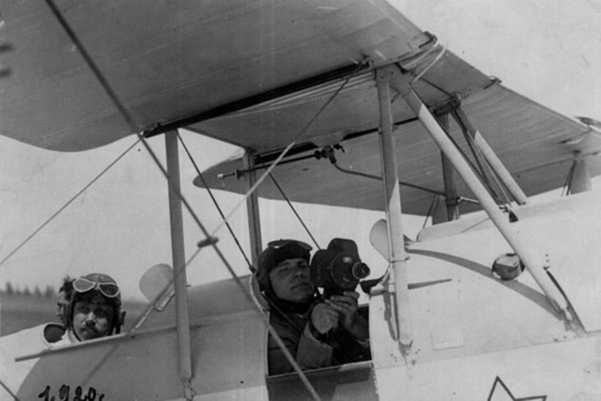 Navarro filma un biplà pilotat Alfonso de Orleans, el 1920.