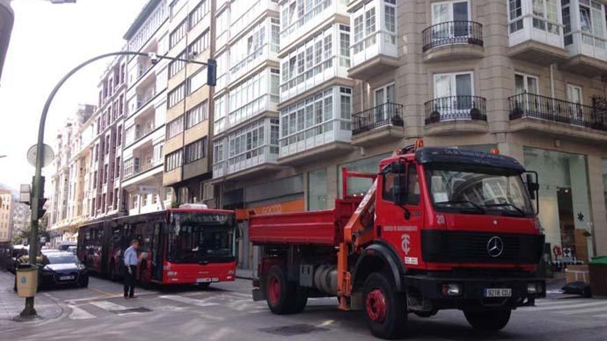 La avería de un bus urbano causa retenciones en el Ensanche