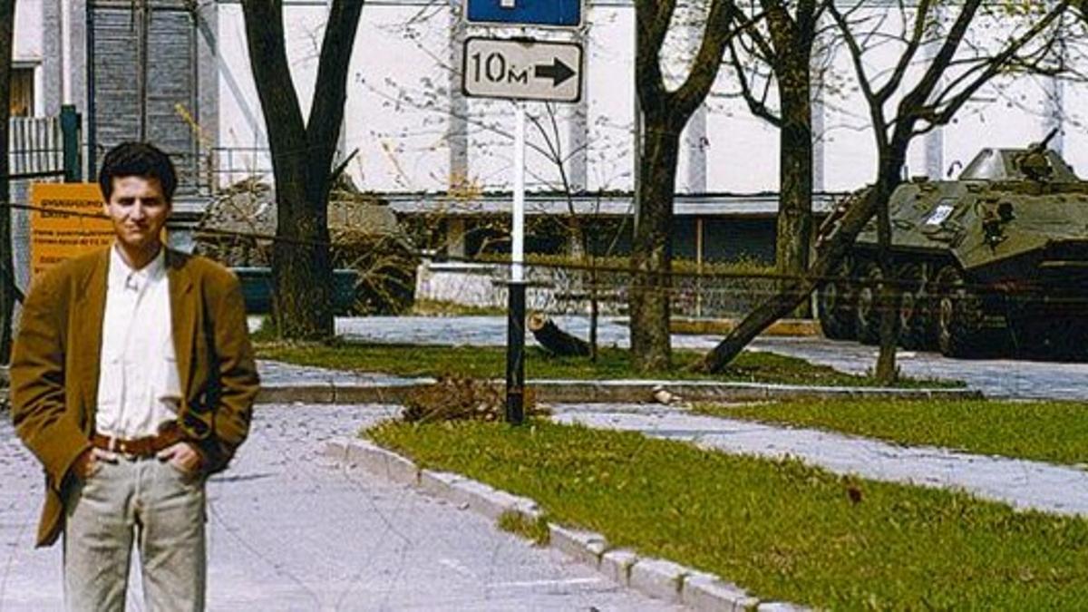 Xavier Vinyals, frente al Parlamento de Lituania rodeado de tanques, en el año 1990.