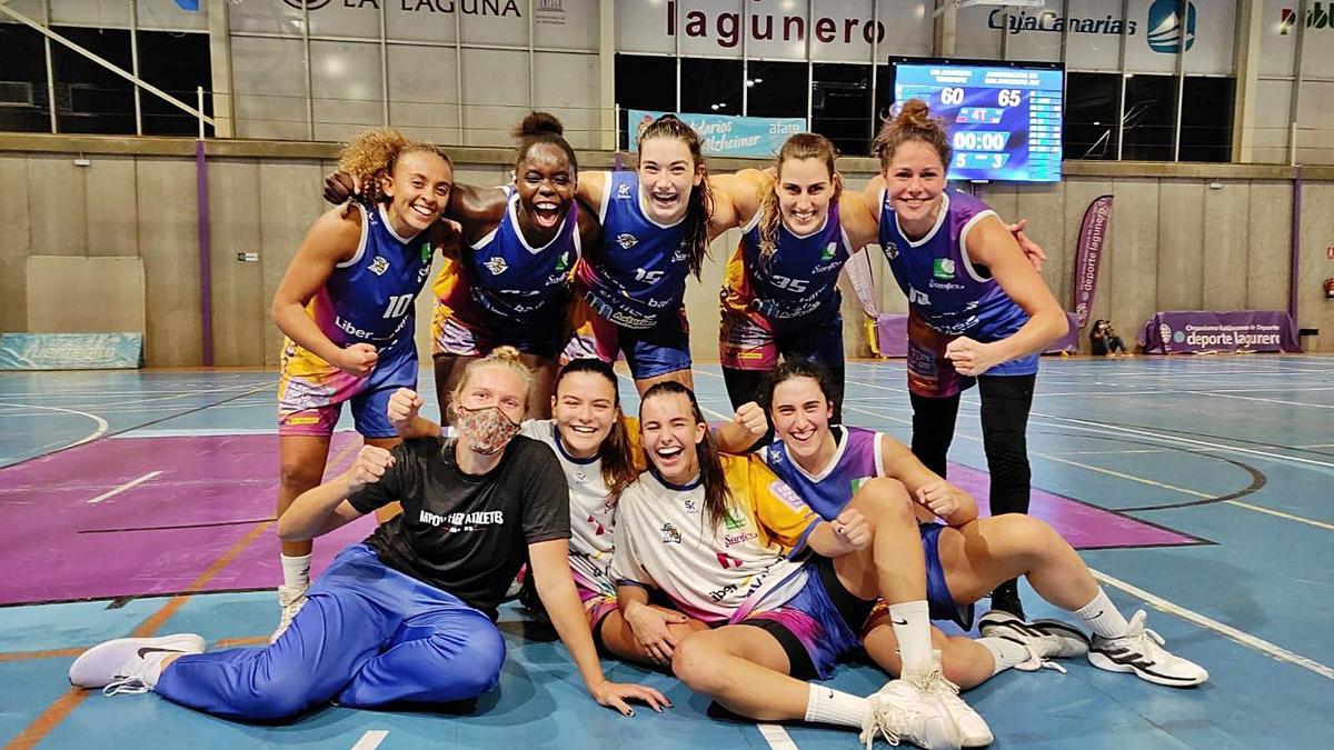 Las jugadoras del ADBA, celebrando su victoria, ayer, ante el Adareva Tenerife.