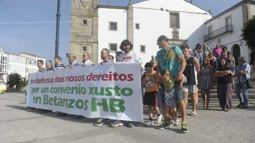 Protesta de los trabajadores de Betanzos HB, ayer, en la plaza de Betanzos.