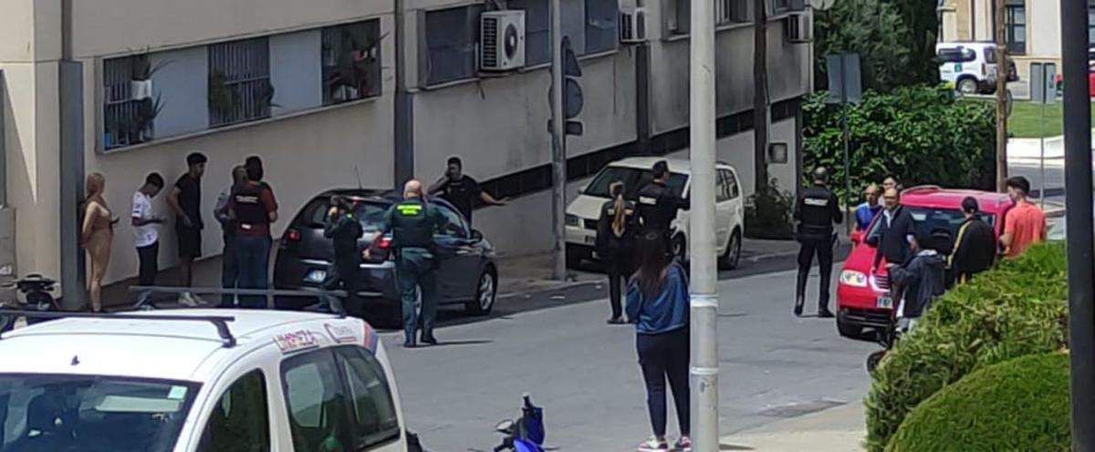 Efectivos policiales en la calle de Antequera donde se ha registrado el tiroteo a mediodía de este lunes.