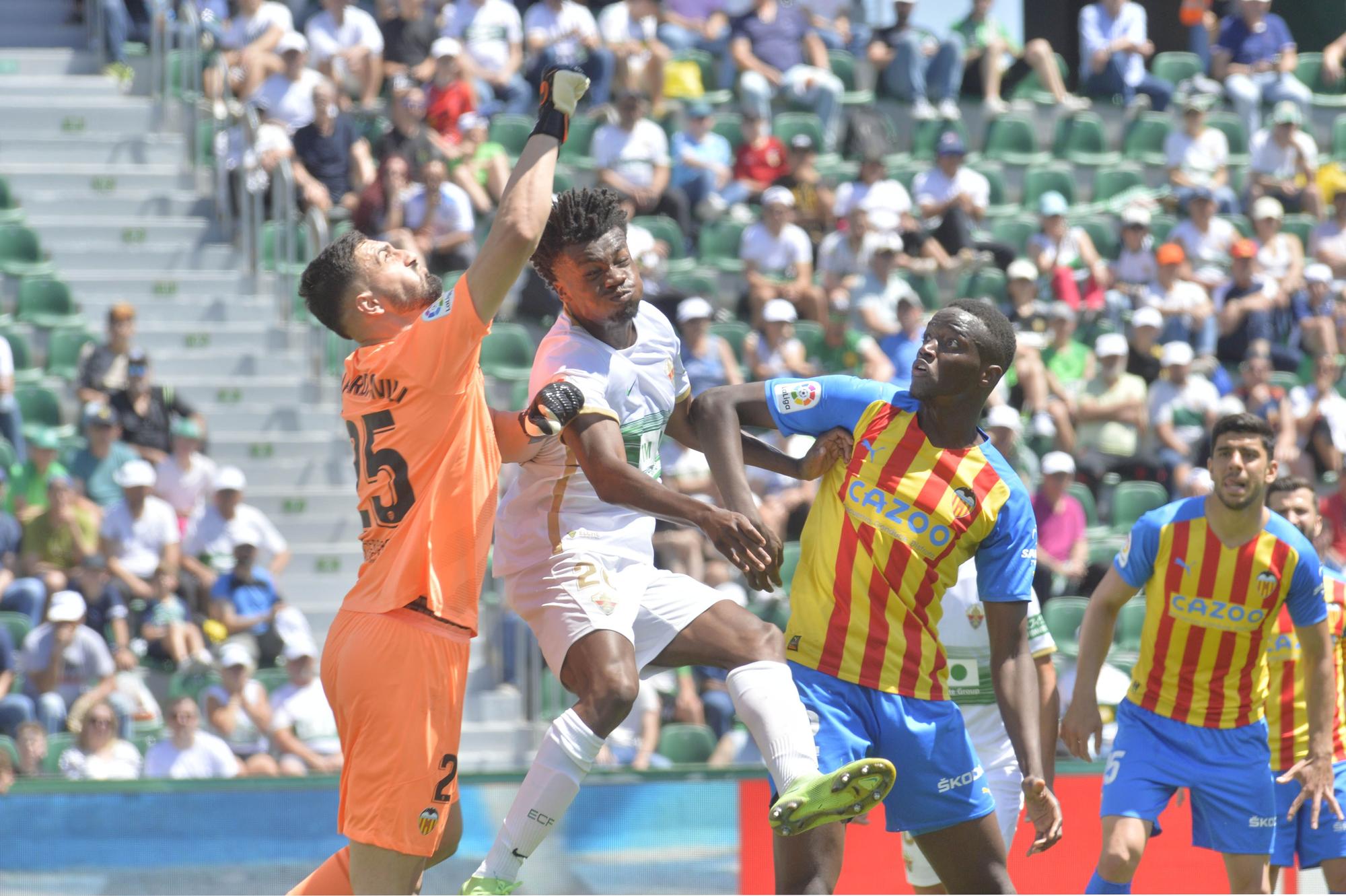 El Elche pone la alfombra al Valencia (0-2)