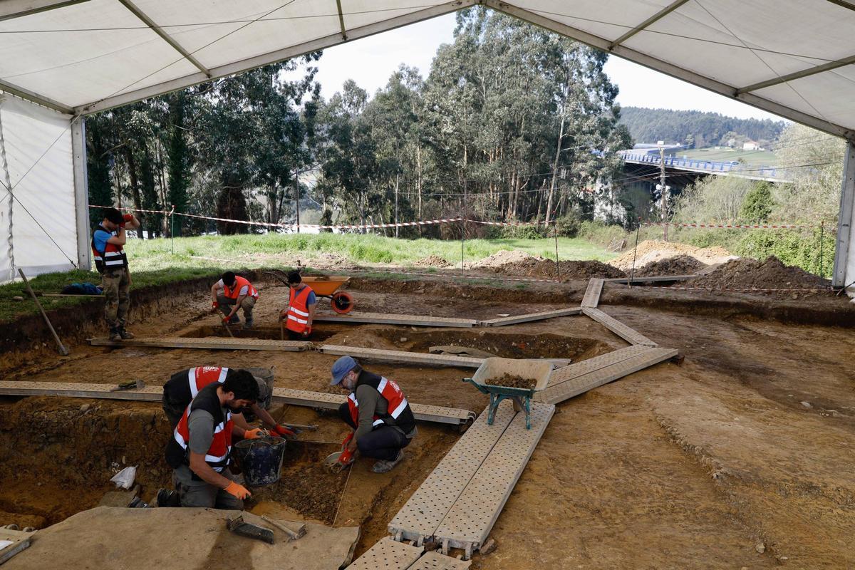 EN IMÁGENES: Hallan los restos de al menos seis víctimas en la fosa común de La Lloba