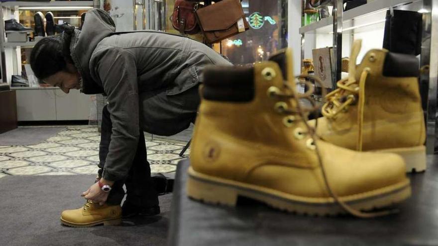 Una clienta de Calzados A Esquina, ayer, probándose unos zapatos. // Bernabé / Javier Lalín