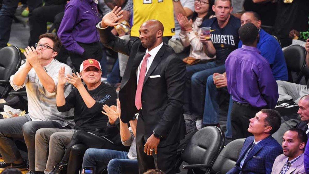 Bryant recibió una ovaciòn en su aparición como aficionado de los Lakers