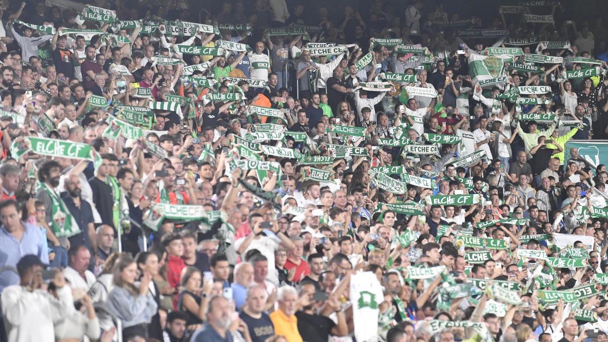 La afición del Elche entona el Aromas Ilicitanos en la última ocasión que se superaron los 30.000 espectadores, frente al Real Madrid el 19 de octubre de 2022.
