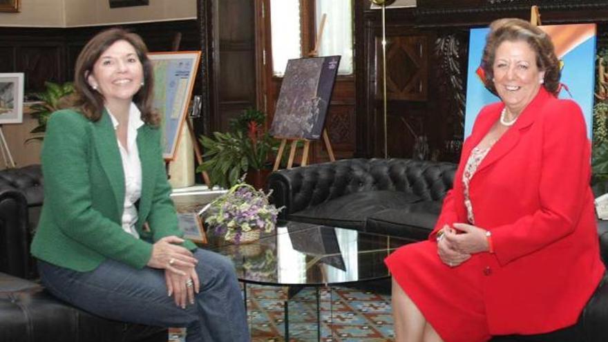 Mercedes Alonso y Rita Barberá, en la reunión en el despacho de la alcaldesa de Valencia.