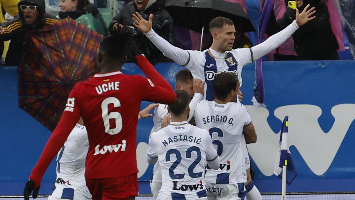 El delantero del Leganés, Diego García, celebra tras marcar el 1-0 ganador ante el Getafe.