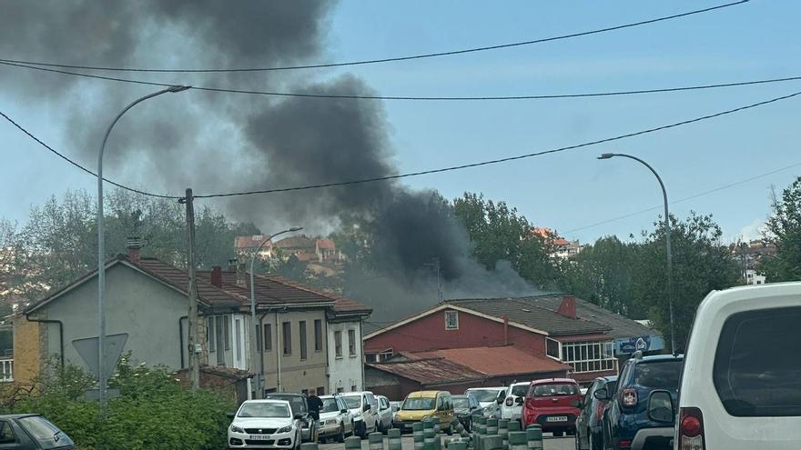 VÍDEO: Impresionante incendio en una carrocería de Noreña