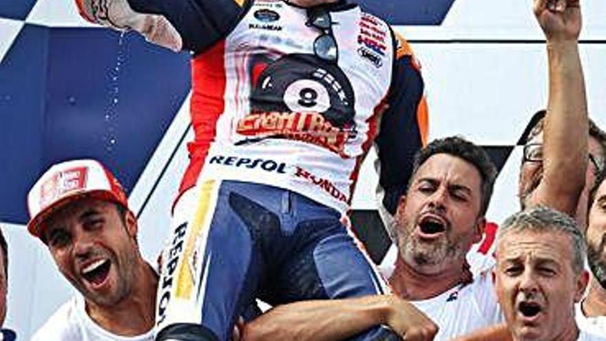 Marc Márquez celebra el títol de campió del món al GP de Tailàndia