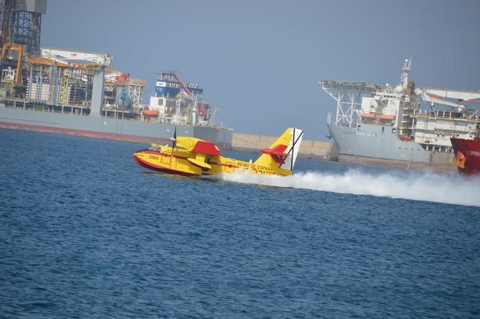 Los hidroaviones cargan agua en el Puerto de Las Palmas - Incendio Gran Canaria 2019