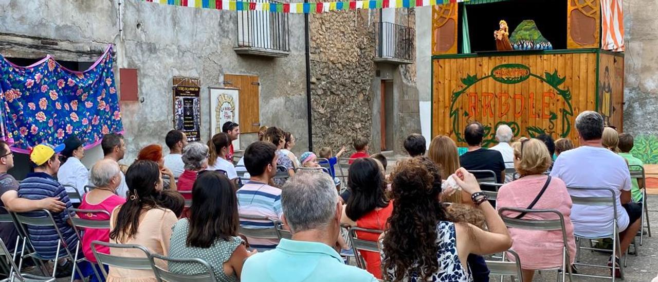 La primera edición del festival Títeres en la Montaña comenzó con la obra &#039;Las aventuras de Pelegrín&#039; del Teatro Arbolé.