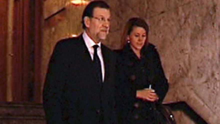 Mariano Rajoy y Cospedal salen de la capilla ardiente de Manuel Fraga, instalada en su domicilio de Madrid.