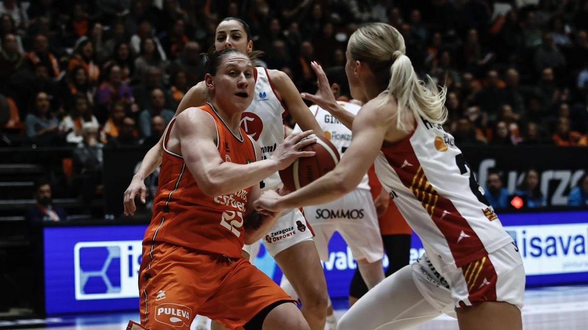 Alina Iagupova, en el partido ante el Casademont Zaragoza en La Fonteta